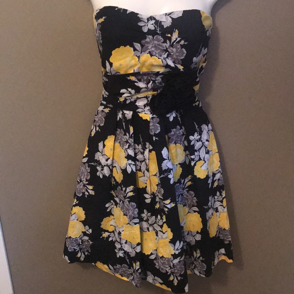 Adorable stapless summer dress.